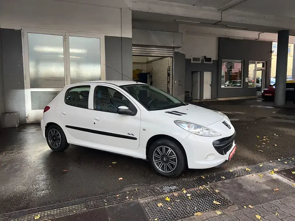 Gebraucht Peugeot 206 Urban Move 73 PS (53 kW) 2011 Weiß Limousine