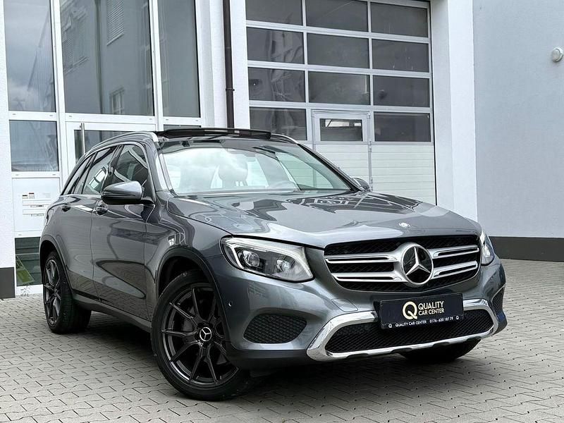 Grau Gebraucht 2015 Mercedes GLC220 Luxury SUV | 27.222 € (Etwas zu teuer) - Bild 1/4