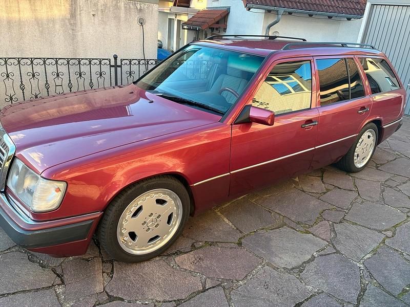 Rot Gebraucht 1993 Mercedes E280 Kombi | 21.500 € - Bild 1/4