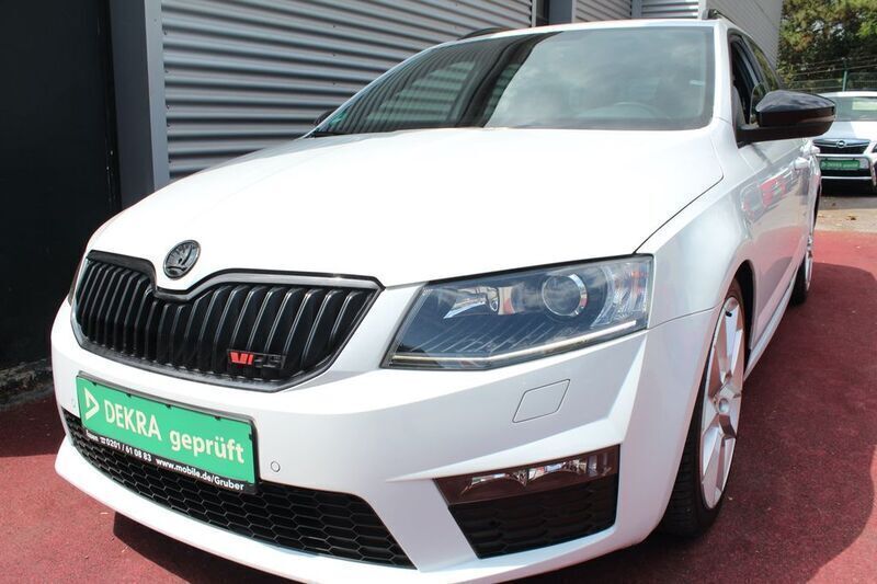 Moonweiss metallic (metallic) Gebraucht 2016 Skoda Octavia RS Kombi | 19.979 € (Etwas zu teuer) - Bild 1/4