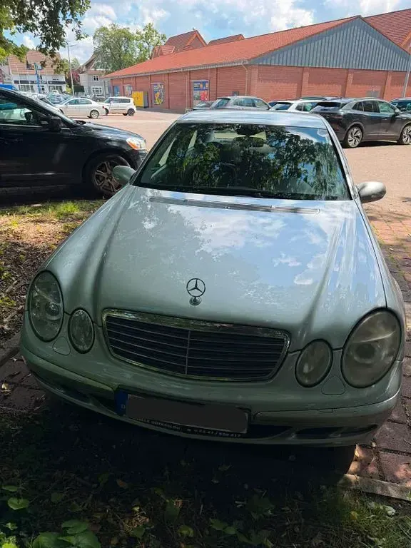 Gebraucht Mercedes E220 Classic 150 PS (110 kW) 2003 Silber Limousine