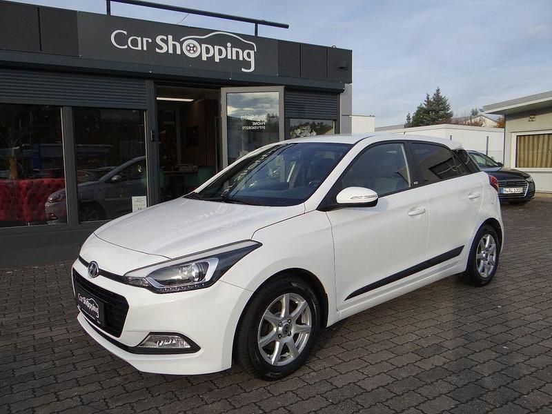 Weiß Gebraucht 2016 Hyundai i20 Passion Limousine | 9.280 € (Fairer Preis) - Bild 1/4
