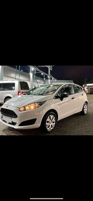 Weiß Gebraucht 2016 Ford Fiesta Kleinwagen | 5.700 € (Fairer Preis) - Bild 1/4