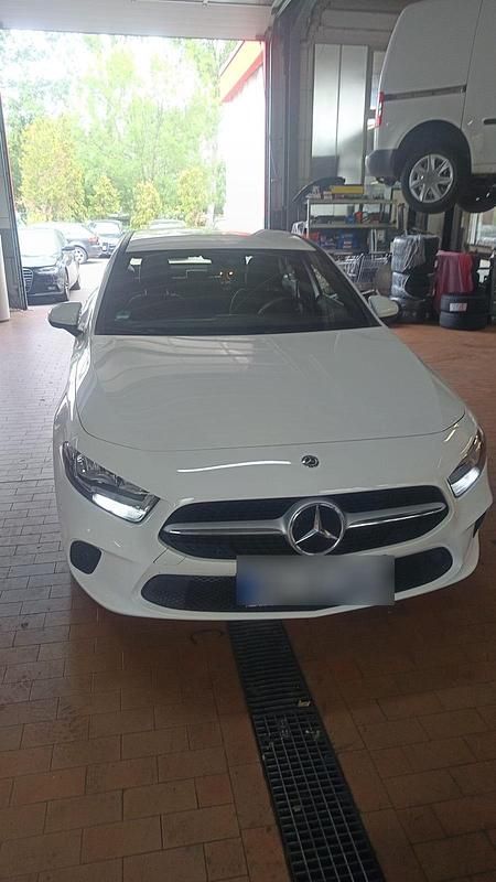 Weiß Gebraucht 2020 Mercedes A180 Progressive Limousine | 23.000 € (Guter Preis) - Bild 1/4