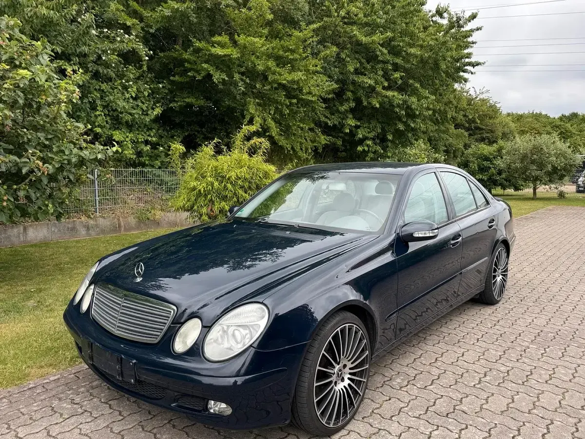 Gebraucht Mercedes E220 150 PS (110 kW) 2002 Blau Limousine