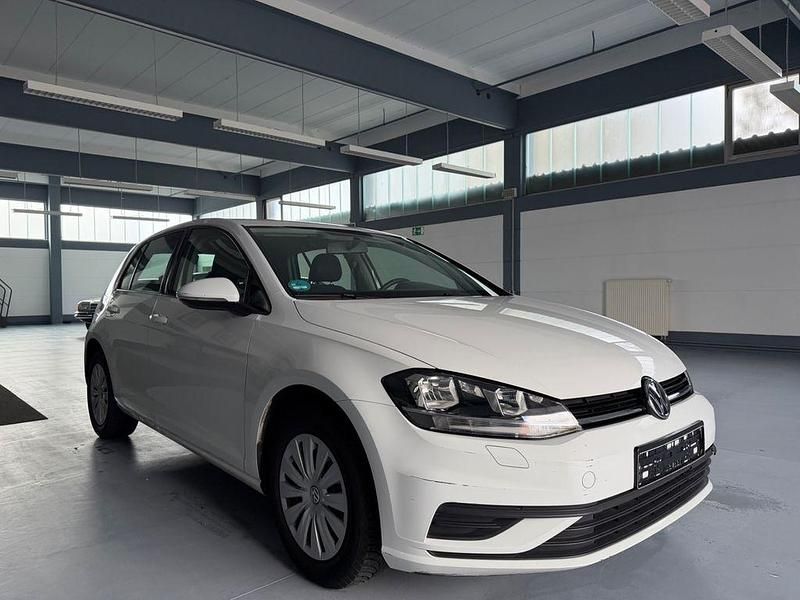 Gebraucht VW Golf VII Trendline 116 PS (85 kW) 2019 Weiß Limousine