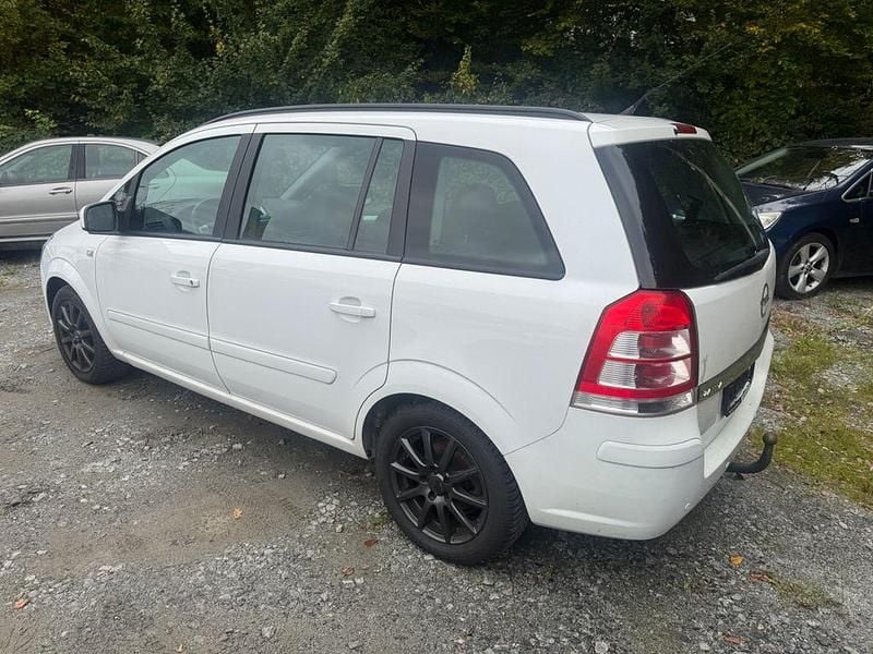 Gebraucht Opel Zafira Family 140 PS (102 kW) 2012 Weiß Van / Kleinbus