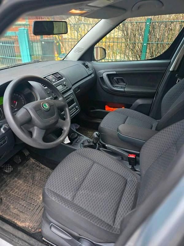 Gebraucht Skoda Roomster 85 PS (62 kW) 2012 Silber Van / Kleinbus