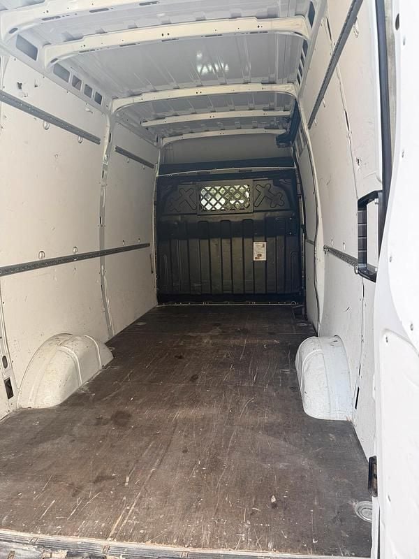 Second-hand Iveco Daily 156 CP (114 kW) 2020 Alb Monovolum