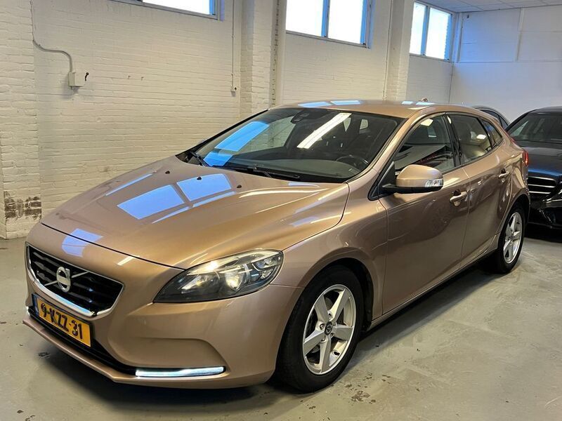 Braun Gebraucht 2013 Volvo V40 Kombi | 4.750 € - Bild 1/4