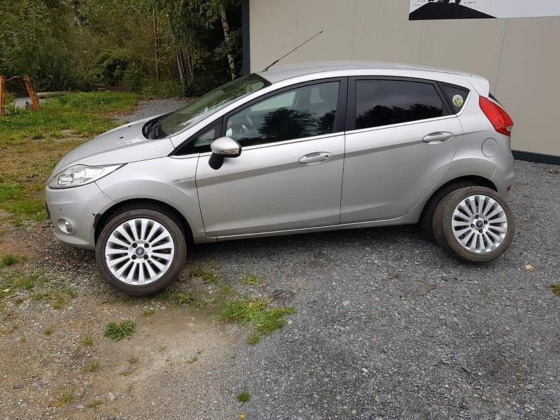 Gebraucht Ford Fiesta Titanium 97 PS (71 kW) 2009 Silber Kleinwagen