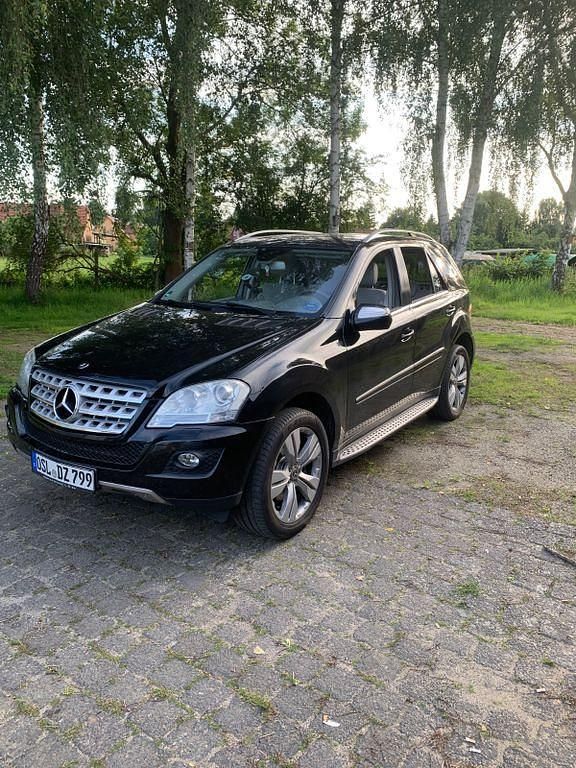 Schwarz Gebraucht 2010 Mercedes ML350 Edition SUV | 9.100 € (Superpreis) - Bild 1/4