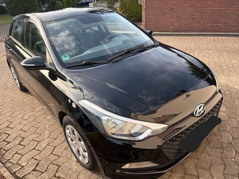Schwarz Gebraucht 2017 Hyundai i20 Classic Limousine | 6.400 € (Superpreis) - Bild 1/4