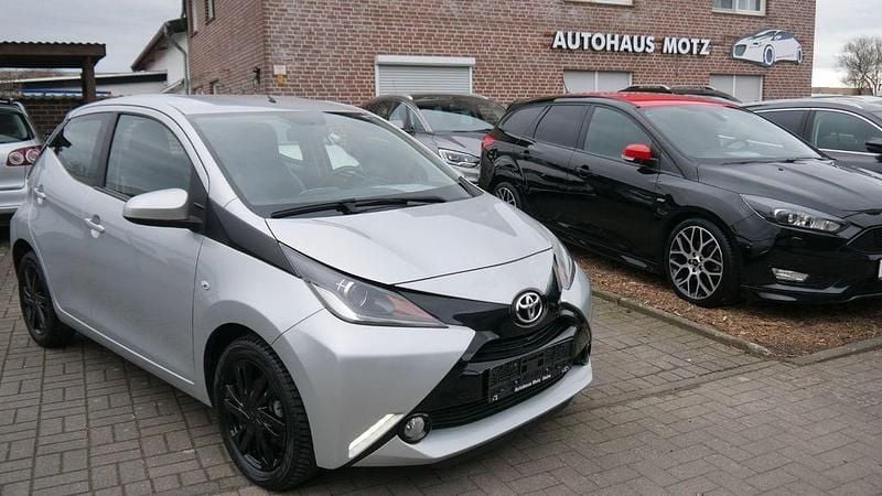 Gebraucht Toyota Aygo X-play 69 PS (50 kW) 2015 Silber Kleinwagen