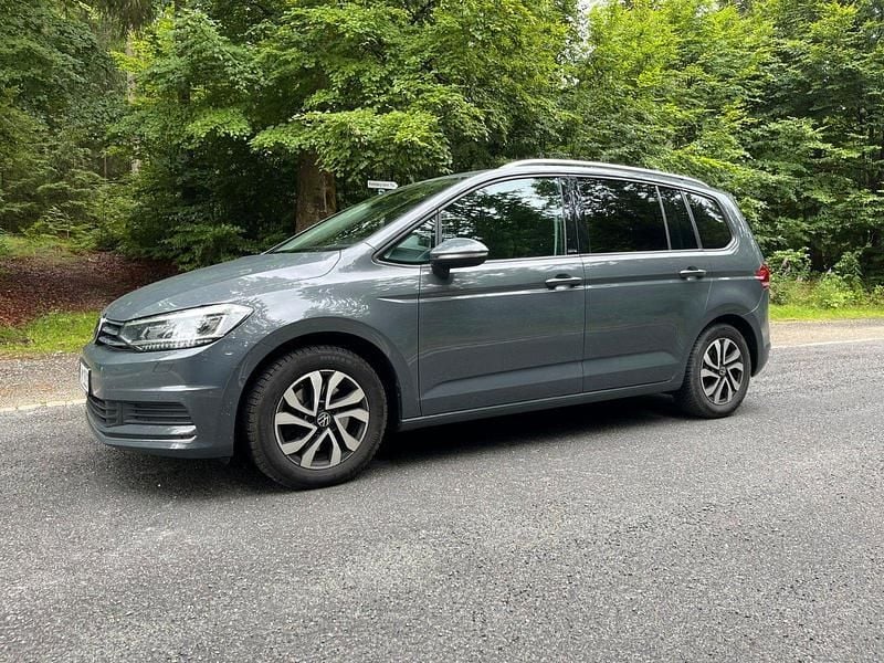 Grau Gebraucht 2021 VW Touran Active Van / Kleinbus | 18.900 € (Superpreis) - Bild 1/4