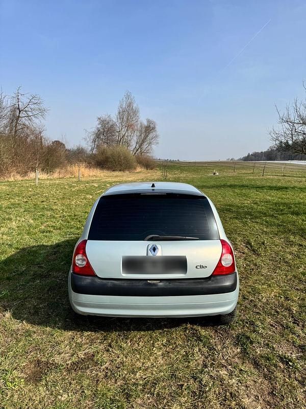 Gebraucht Renault Clio II Authentique 75 PS (55 kW) 2002 Silber Kleinwagen