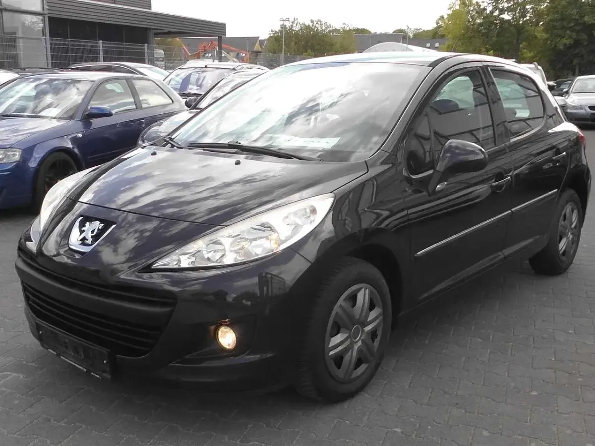 Gebraucht Peugeot 207 73 PS (53 kW) 2011 Schwarz Limousine