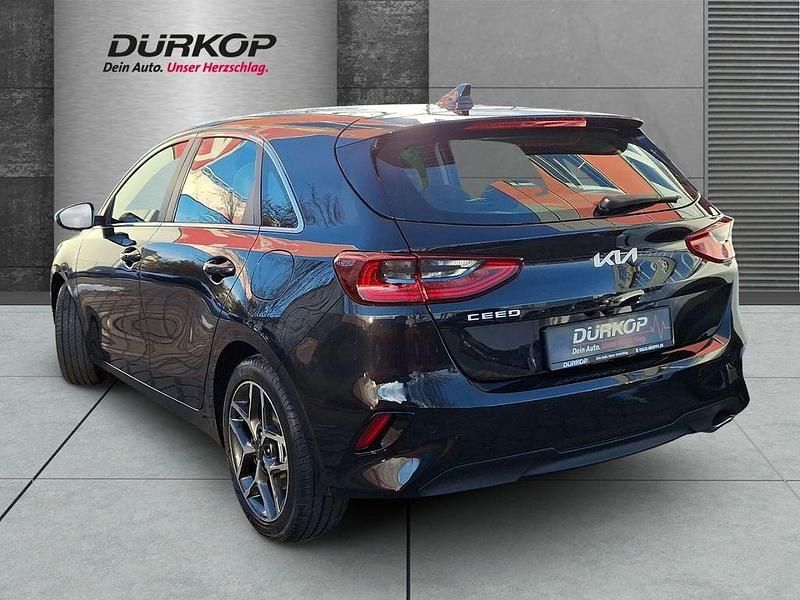 Neu Kia Ceed Spirit 140 PS (102 kW) 2025 (1k) zilinaschwarz met. Kleinwagen