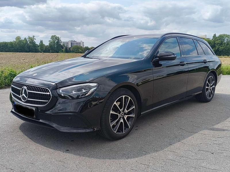Schwarz Gebraucht 2022 Mercedes E200 Avantgarde Kombi | 35.500 € (Fairer Preis) - Bild 1/4