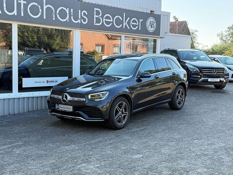 Grau Gebraucht 2020 Mercedes GLC200 AMG line SUV | 40.100 € (Teuer) - Bild 1/3