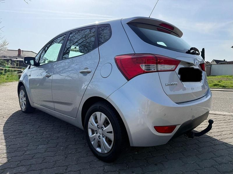 Gebraucht Hyundai ix20 125 PS (91 kW) 2015 Silber Kleinwagen