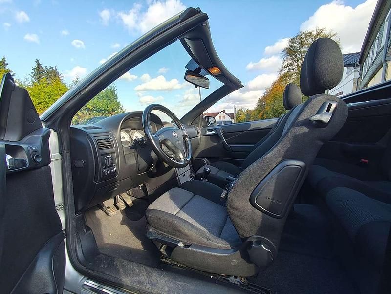 Gebraucht Opel Astra Cabriolet 101 PS (74 kW) 2002 Starsilber Cabrio