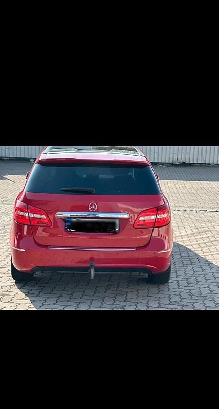 Gebraucht Mercedes B200 140 PS (102 kW) 2013 Rot Van / Kleinbus