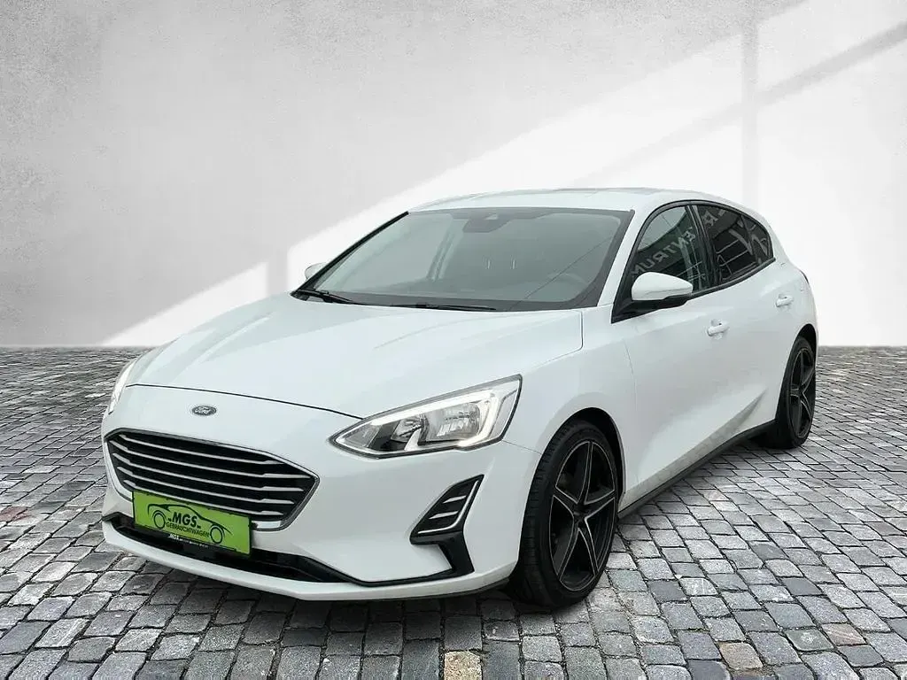 Używany Ford Focus Trend 101 KM (74 kW) 2018 Biały Sedan/Limuzyna
