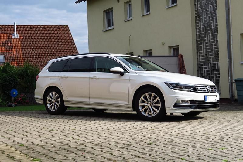 Weiß Gebraucht 2015 VW Passat R-line Kombi | 13.000 € (Guter Preis) - Bild 1/4