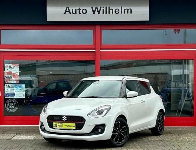 Pure white pearl metallic Gebraucht 2017 Suzuki Swift Comfort+ Limousine | 12.990 € (Fairer Preis) - Bild 1/4