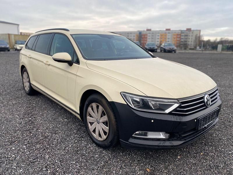Gebraucht VW Passat Trendline 150 PS (110 kW) 2019 Gelb Kombi