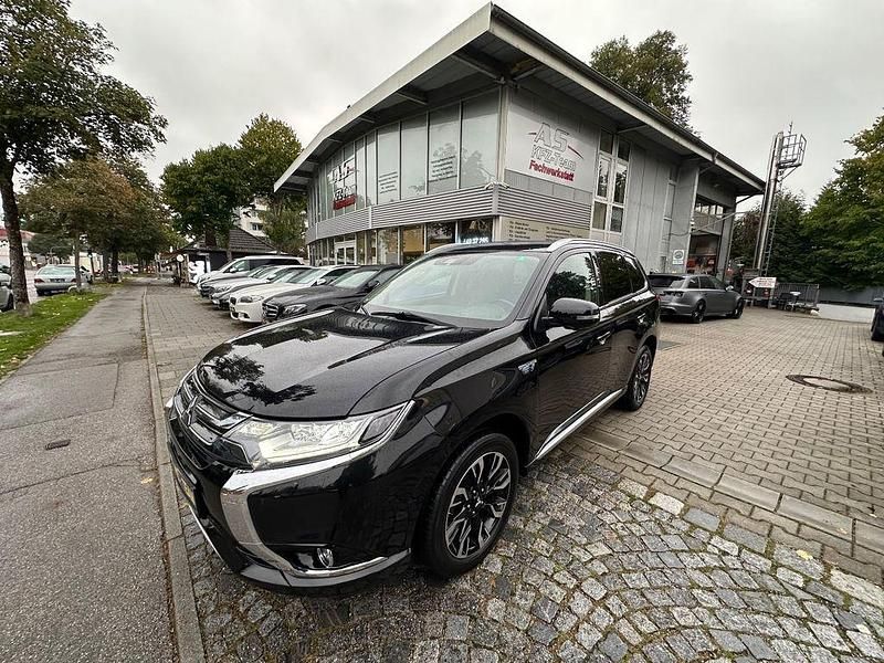 Schwarz Gebraucht 2018 Mitsubishi Outlander P-HEV Plus SUV | 16.750 € (Guter Preis) - Bild 1/4