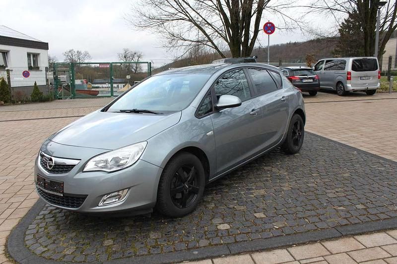 Gebraucht Opel Astra Design Edition 101 PS (74 kW) 2012 Silbersee/perl silber Kleinwagen
