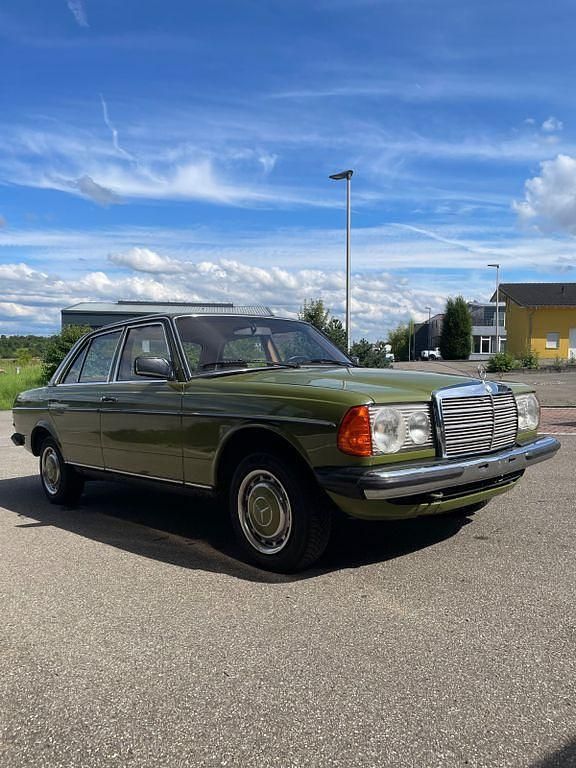 Gebraucht Mercedes E230 131 PS (96 kW) 1981 Grün Limousine