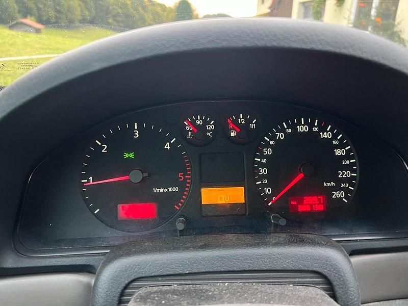 Blau Gebraucht 2000 Audi A4 Kombi | 700 € (Guter Preis) - Bild 1/4