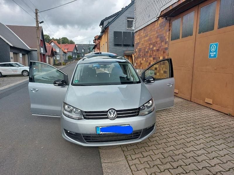 Silber Gebraucht 2016 VW Sharan Comfortline Van / Kleinbus | 14.500 € (Fairer Preis) - Bild 1/4