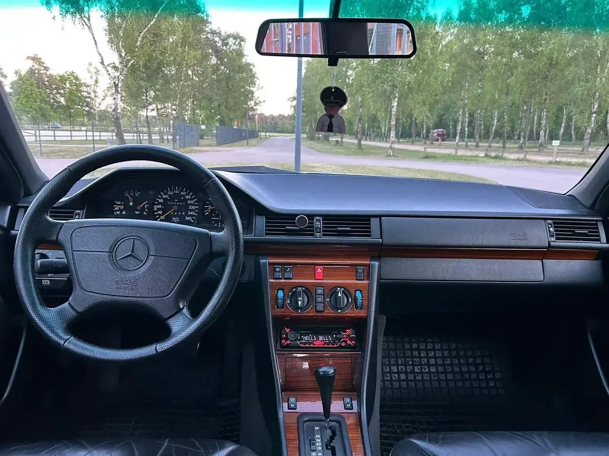 Gebraucht Mercedes E280 193 PS (141 kW) 1995 Grau Limousine