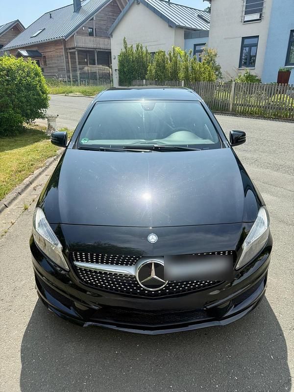 Blau Gebraucht 2015 Mercedes A180 Limousine | 12.500 € (Etwas zu teuer) - Bild 1/4