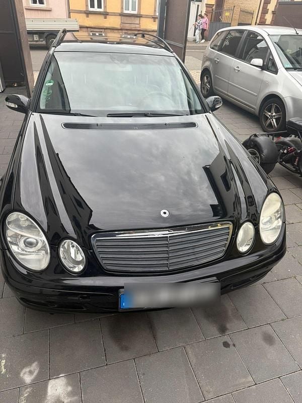 Schwarz Gebraucht 2003 Mercedes E220 Limousine | 3.200 € - Bild 1/4