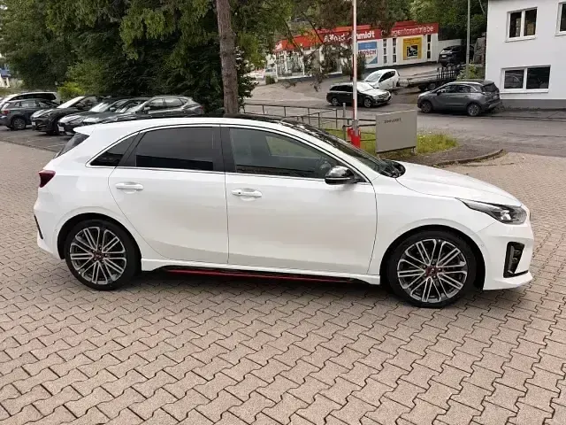 Gebraucht Kia Ceed GT Sport 204 PS (150 kW) 2020 (hw2) deluxeweiss met. Limousine