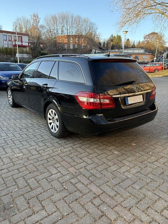 Gebraucht Mercedes E250 204 PS (150 kW) 2011 Schwarz Limousine