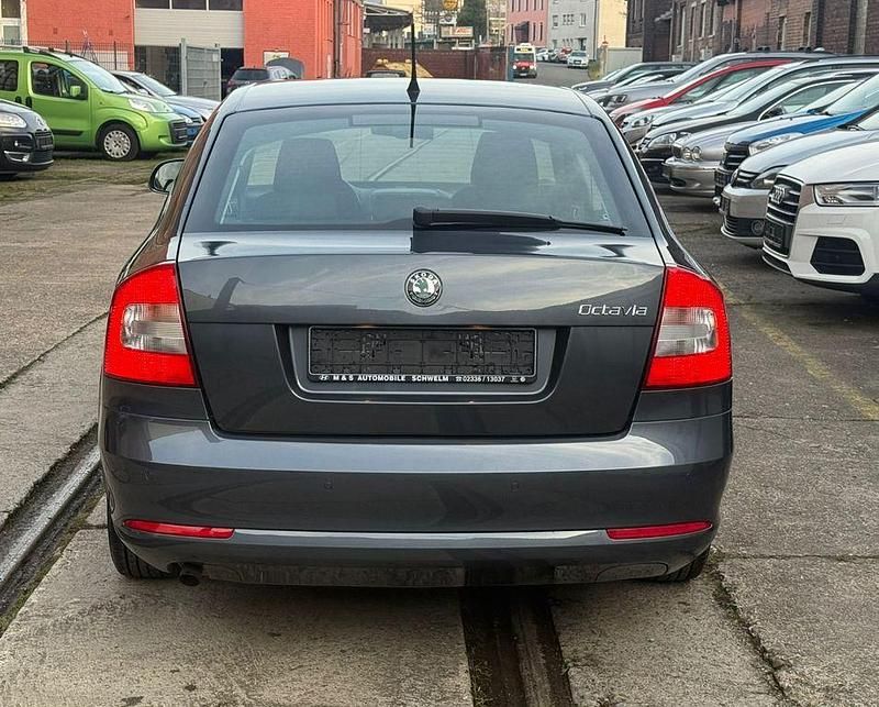 Gebraucht Skoda Octavia Ambiente 105 PS (77 kW) 2011 Grau Limousine