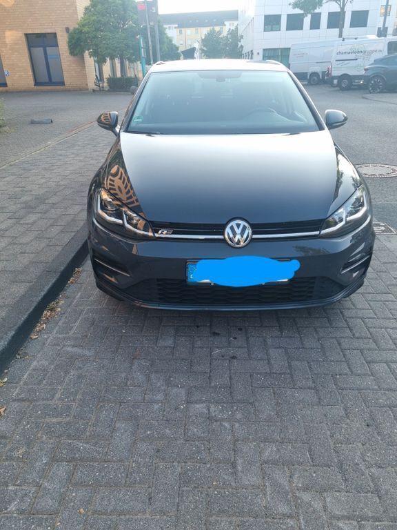 Grau Gebraucht 2019 VW Golf VII Highline Limousine | 16.000 € (Fairer Preis) - Bild 1/4