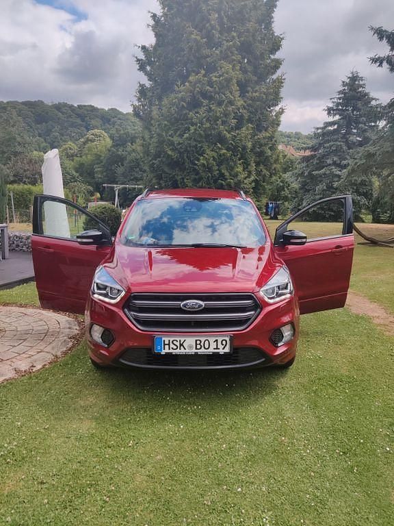 Rot Gebraucht 2019 Ford Kuga ST-Line SUV | 17.400 € (Fairer Preis) - Bild 1/4