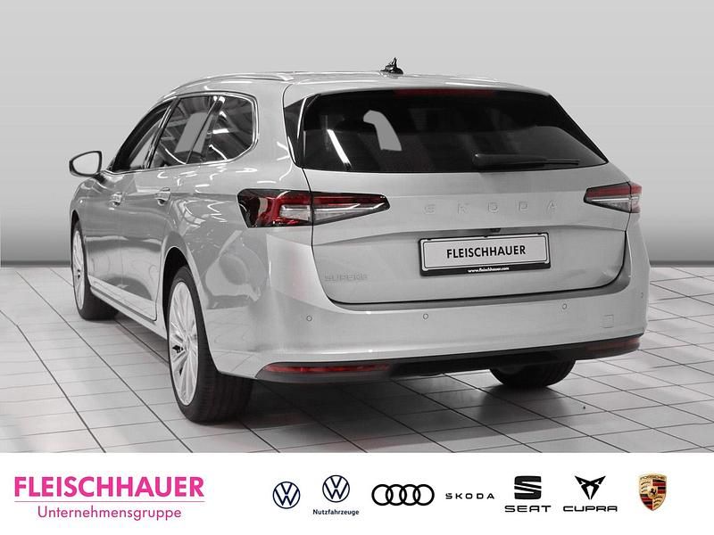 Neu Skoda Superb Selection 265 PS (194 kW) 2026 Grau Kombi