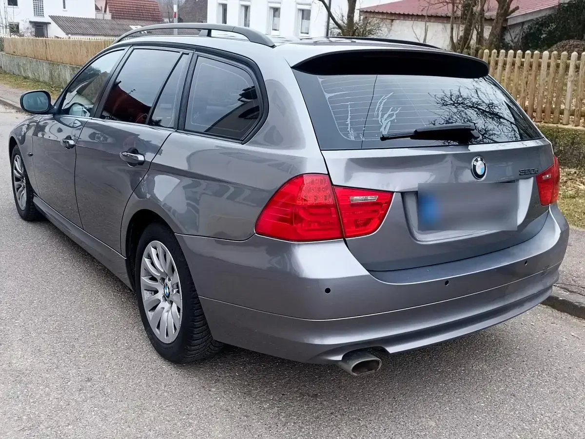 Gebraucht BMW 320 177 PS (130 kW) 2009 Grau Kombi