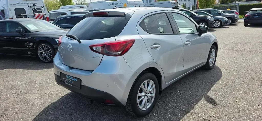 Używany Mazda 2 Exclusive-Line 90 KM (66 kW) 2018 Srebrny Sedan/Limuzyna