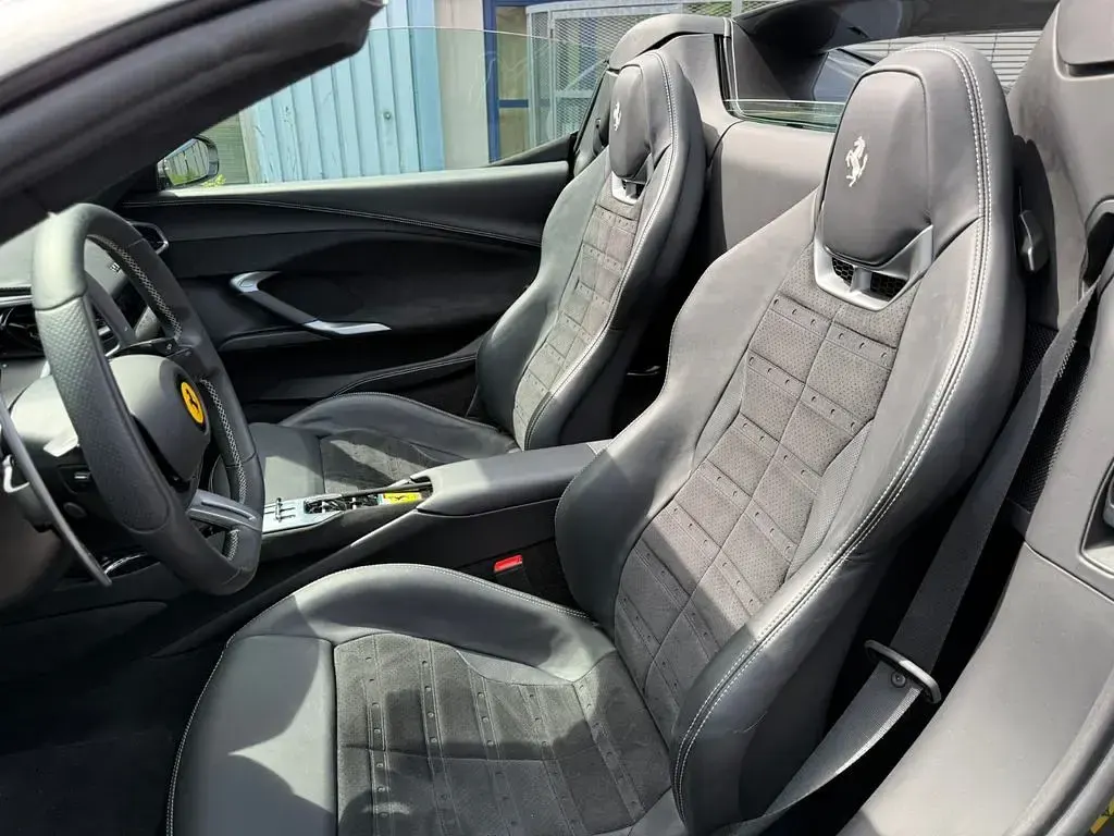 Gebraucht Ferrari 296 829 PS (609 kW) 2024 Grau Cabrio
