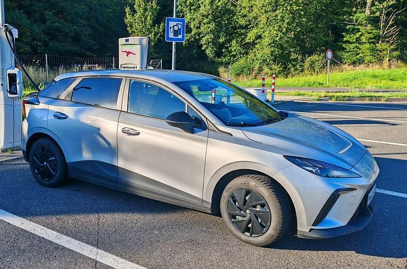 Silber Gebraucht 2023 MG MG4 EV Kleinwagen | 18.000 € (Fairer Preis) - Bild 1/4