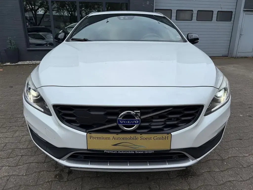 Gebraucht Volvo V60 CC Summum 190 PS (139 kW) 2016 Weiß Kombi